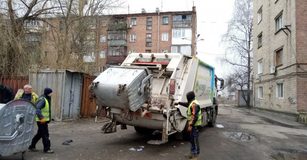 Робітники КВПВ наводять лад у районі харківського аеропорту