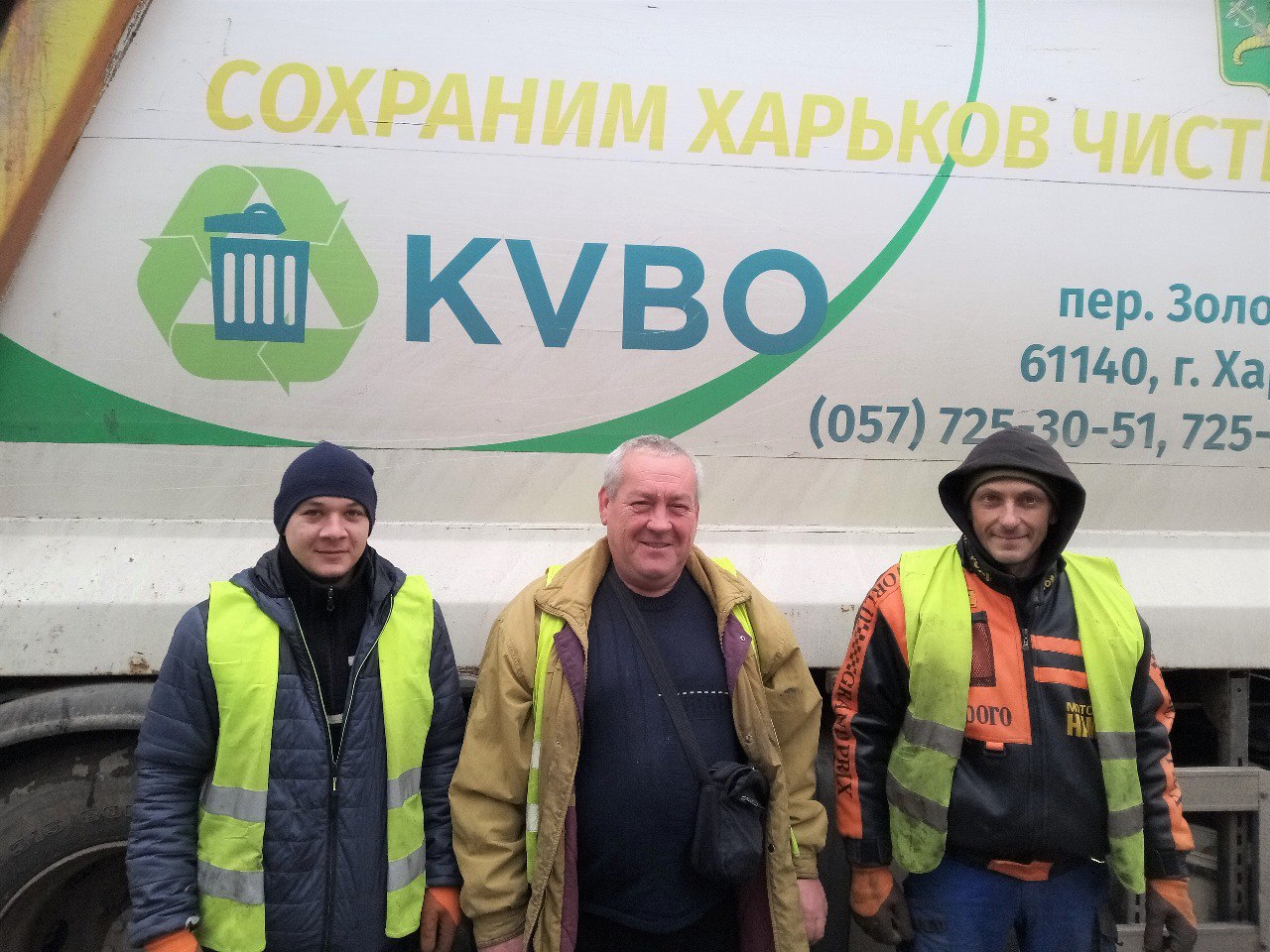 Робітники КВПВ наводять лад у районі харківського аеропорту