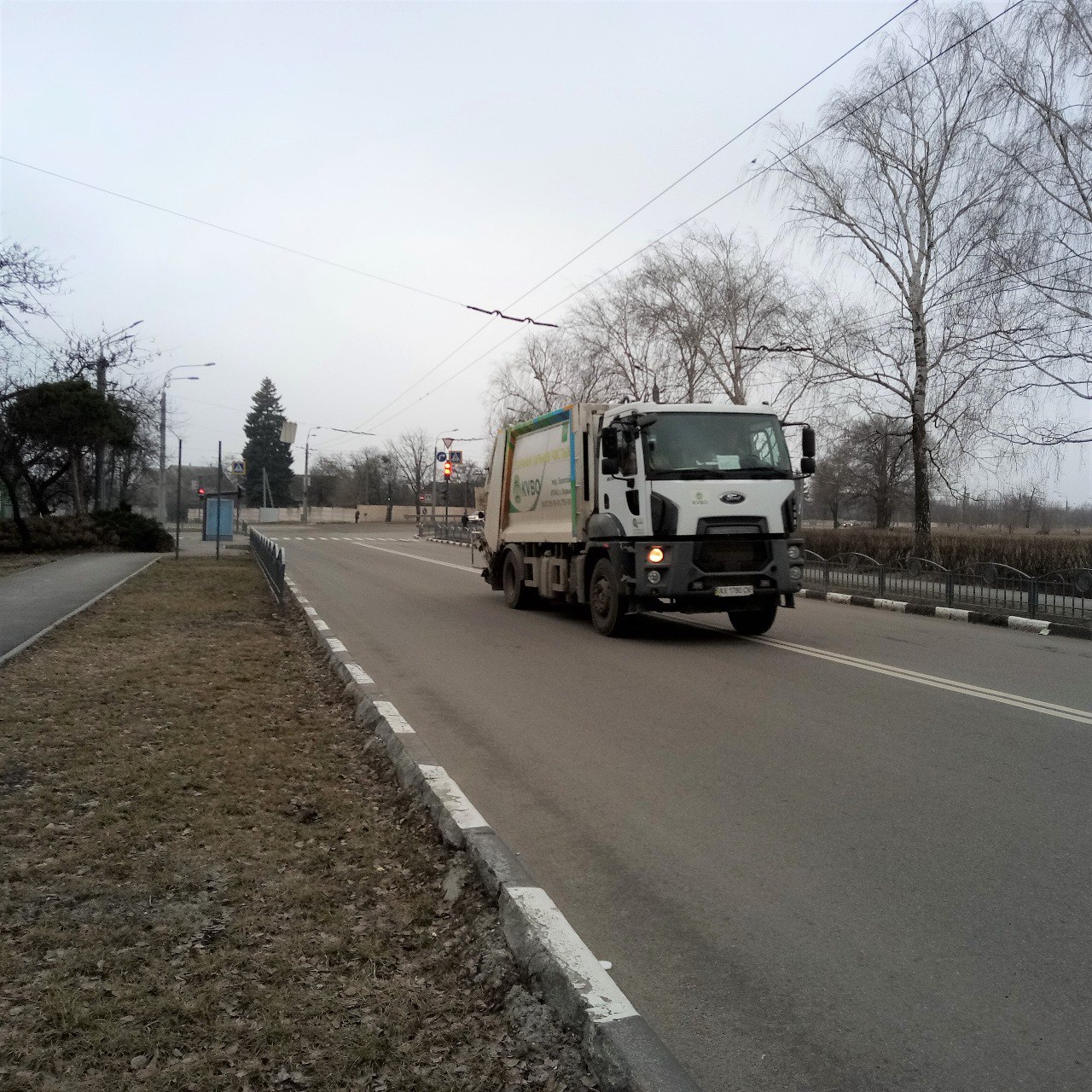 Робітники КВПВ наводять лад у районі харківського аеропорту