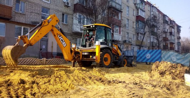 На Ново-Баварському проспекті відновлюють каналізаційний колектор