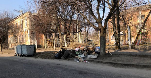 На вулиці Петросова прибрали несанкціоноване звалище 