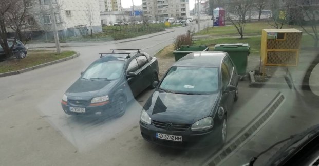 Харків'ян просять не паркувати автомобілі біля сміттєвих контейнерів