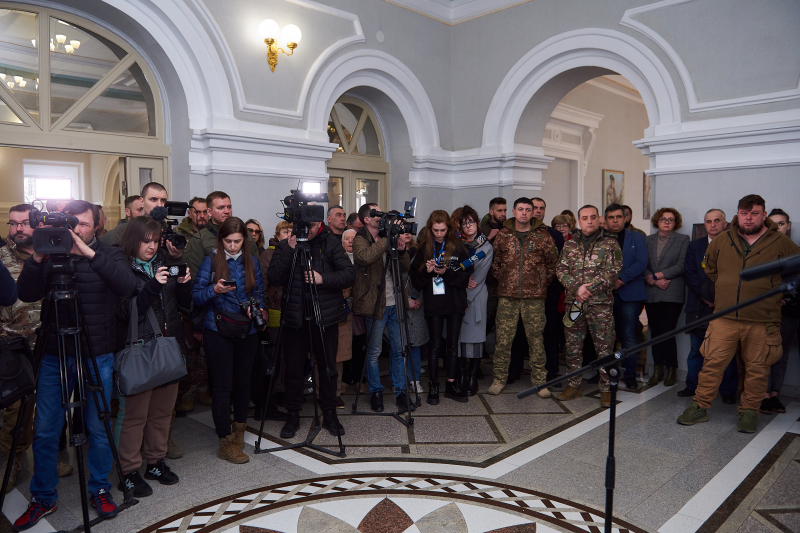 У Харкові відкрилася виставка картин загиблого добровольця Артема Азарова