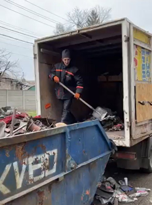 У Харкові виявляють порушників, які паркуються біля сміттєвих контейнерів