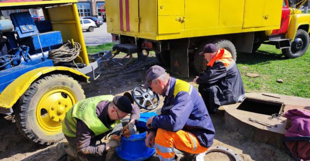 На вулиці Конотопській усунули складну аварію на водоводі
