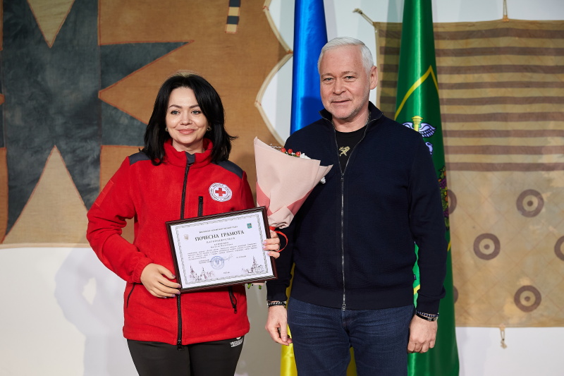 Ігор Терехов нагородив представників Товариства Червоного Хреста