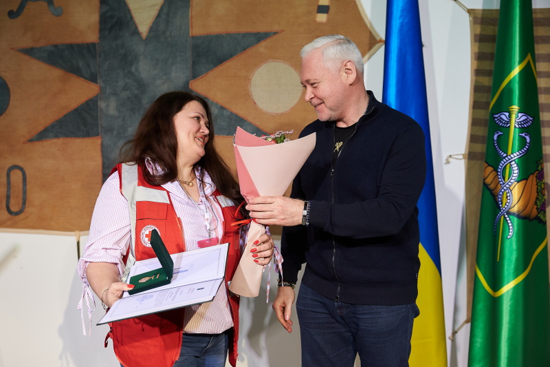 Ігор Терехов нагородив представників Товариства Червоного Хреста