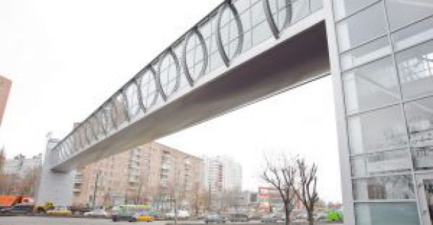 Надземний перехід на проспекті Гагаріна готують до відкриття