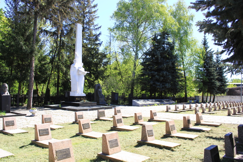 У Харкові триває впорядкування меморіальних комплексів та кладовищ