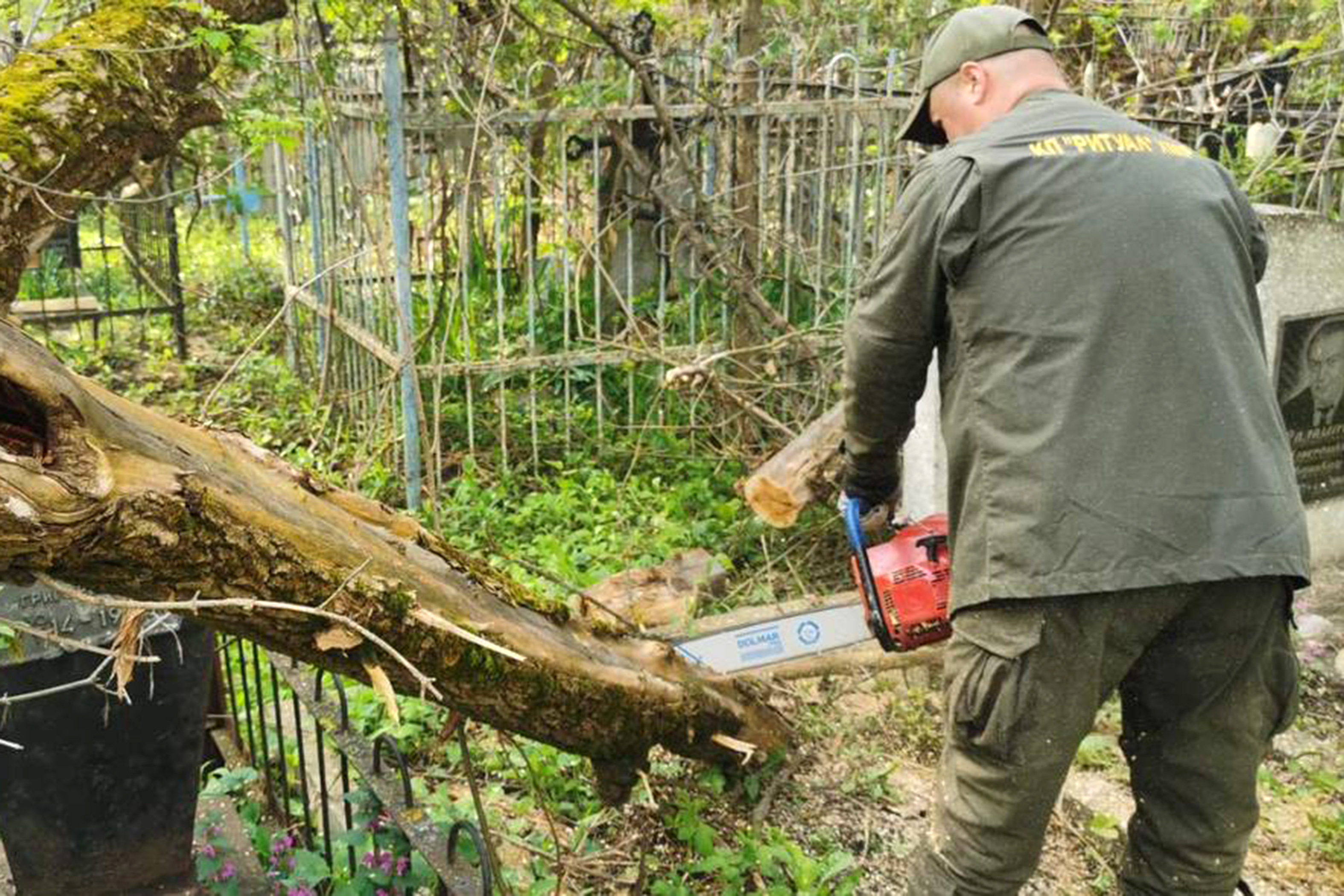 У Харкові триває впорядкування меморіальних комплексів та кладовищ
