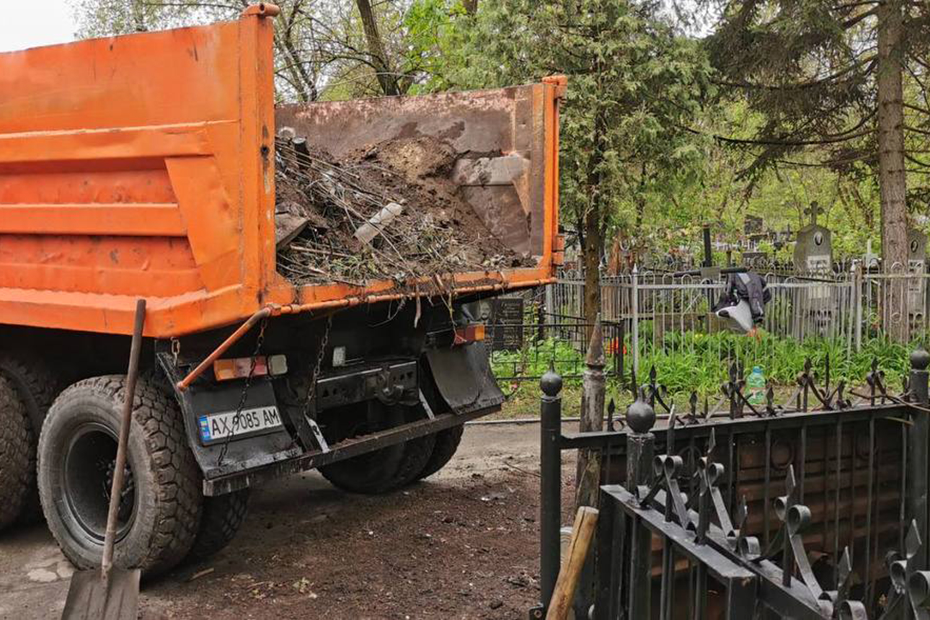 У Харкові триває впорядкування меморіальних комплексів та кладовищ