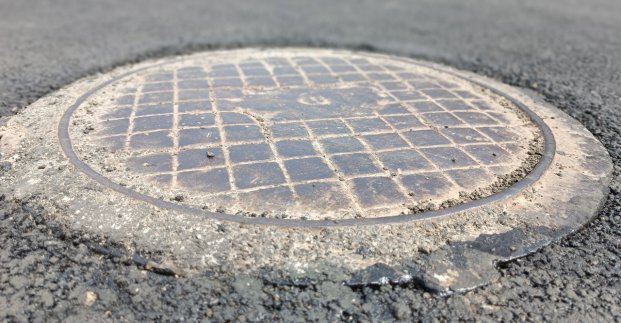 У Харкові міняють люки на оглядових колодязях