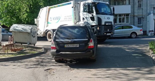У Харкові фіксують випадки неправильного паркування біля сміттєвих контейнерів 