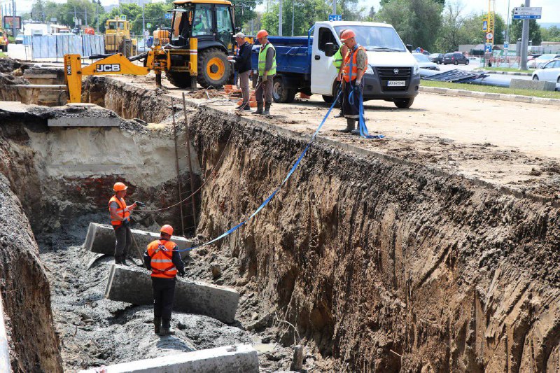 На проспекті Гагаріна продовжують відновлювати колектор