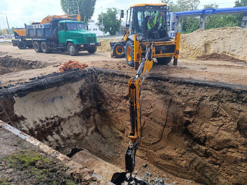 На проспекті Гагаріна продовжують відновлювати колектор