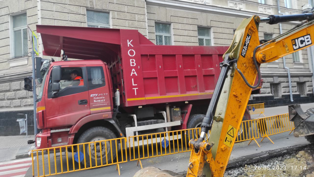 На перехресті вулиці Сумської та  Театральної площі усувають провал на дорозі (оновлено)