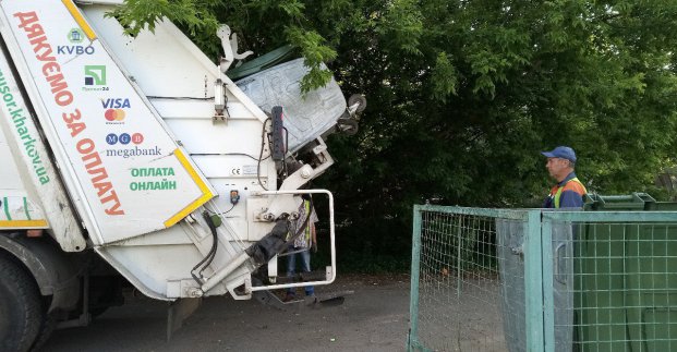 Бригади КВПВ наводять лад у Немишлянському районі
