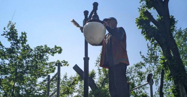 На Салтівці продовжують відновлювати вуличне освітлення 