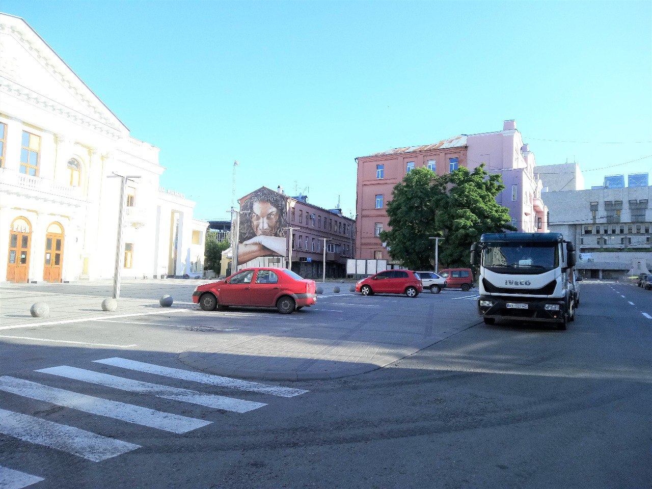 Робітники КВПВ наводять лад у районі оперного театру