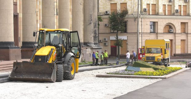 Нові комунікації та дорожнє покриття - вулицю Сумську ремонтують після обстрілів
