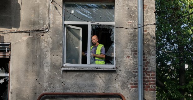 У Харкові вставляють вікна та ремонтують покрівлі після обстрілів 