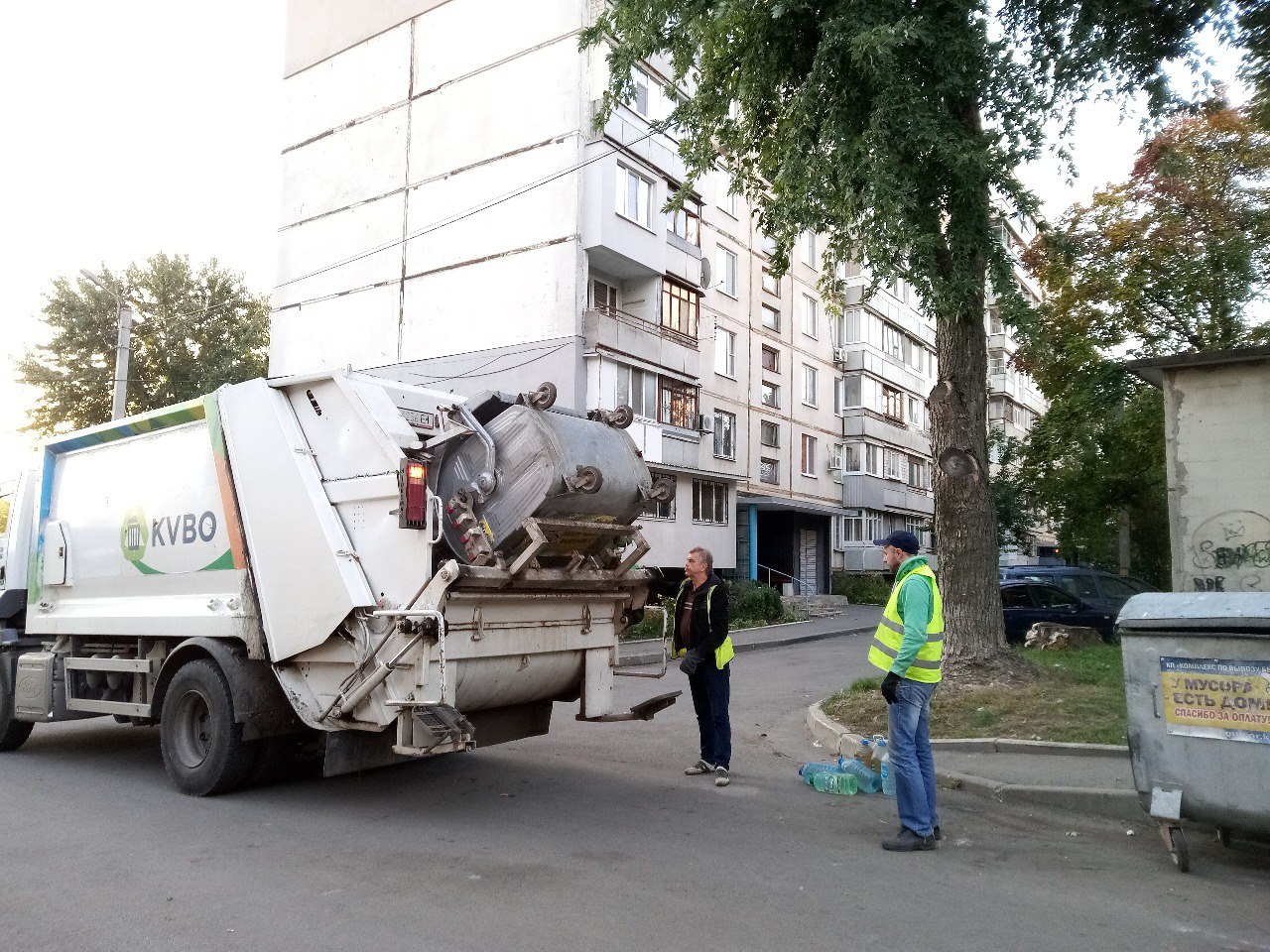 Бригади КВПВ підтримують чистоту в Салтівському та Київському районах