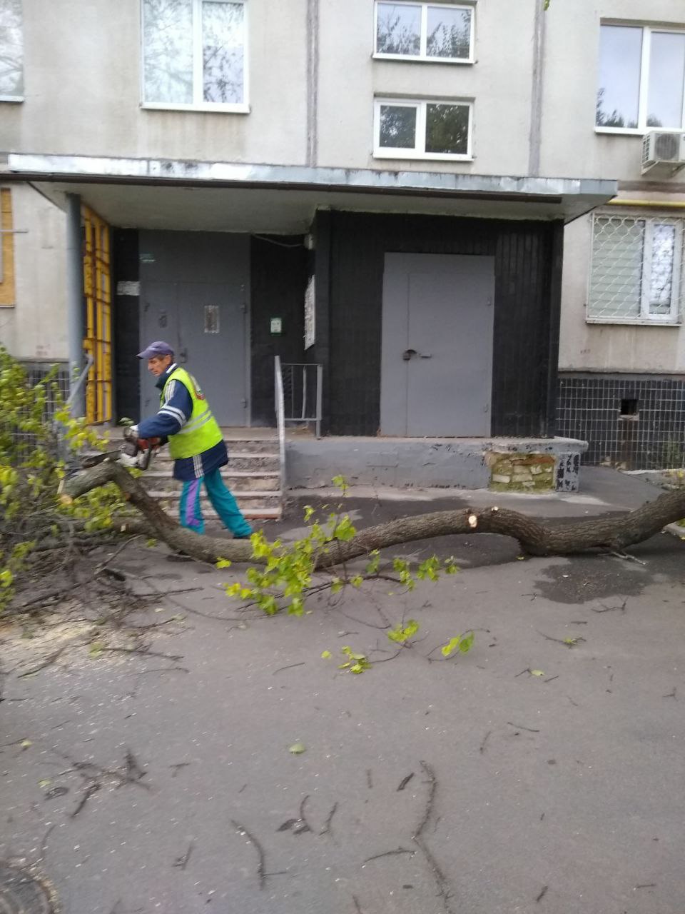 У Харкові усувають наслідки буревію (оновлено)