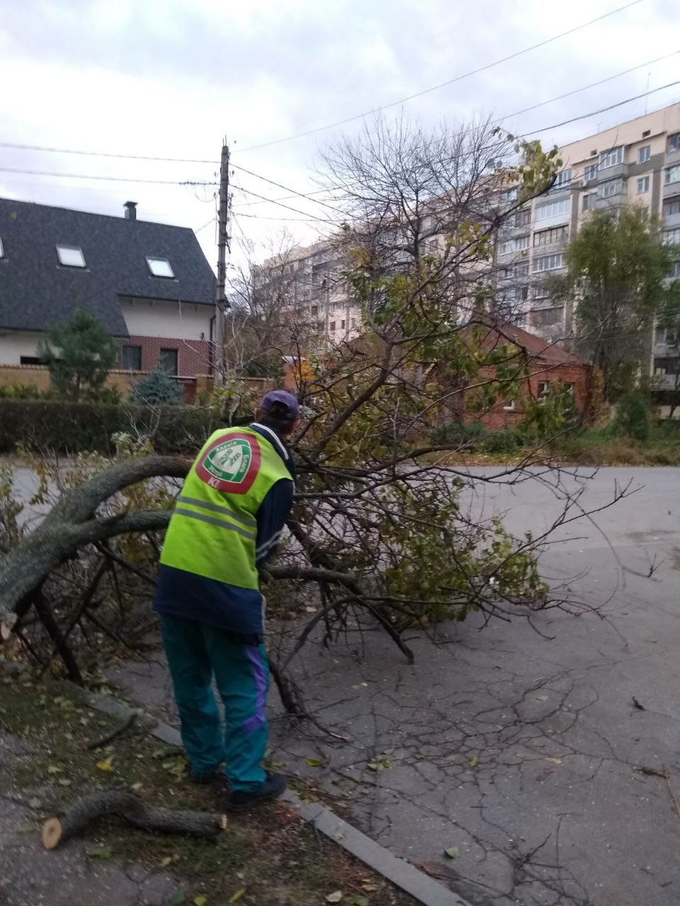 У Харкові усувають наслідки буревію (оновлено)