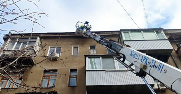 У Харкові ремонтують пошкоджені вітром мережі та покрівлі