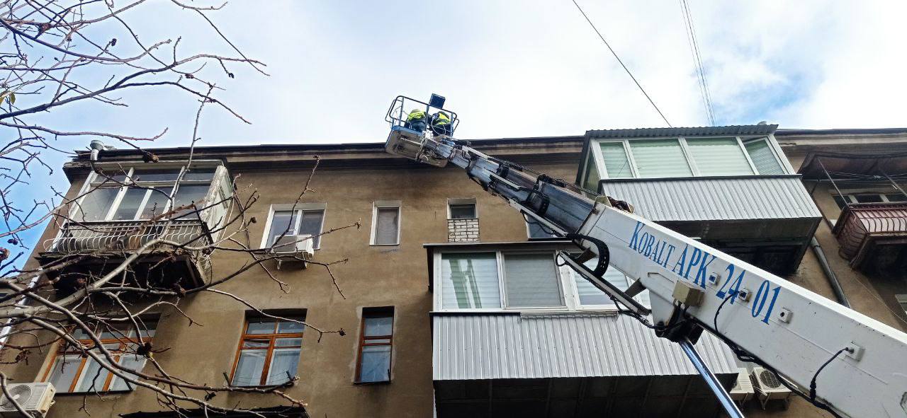 У Харкові ремонтують пошкоджені вітром мережі та покрівлі