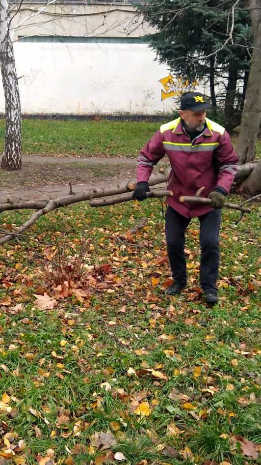 Комунальні служби продовжують усувати наслідки буревію