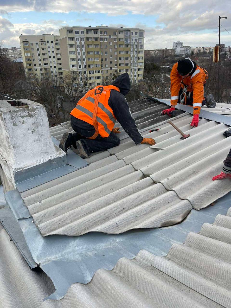 Комунальні служби продовжують усувати наслідки буревію