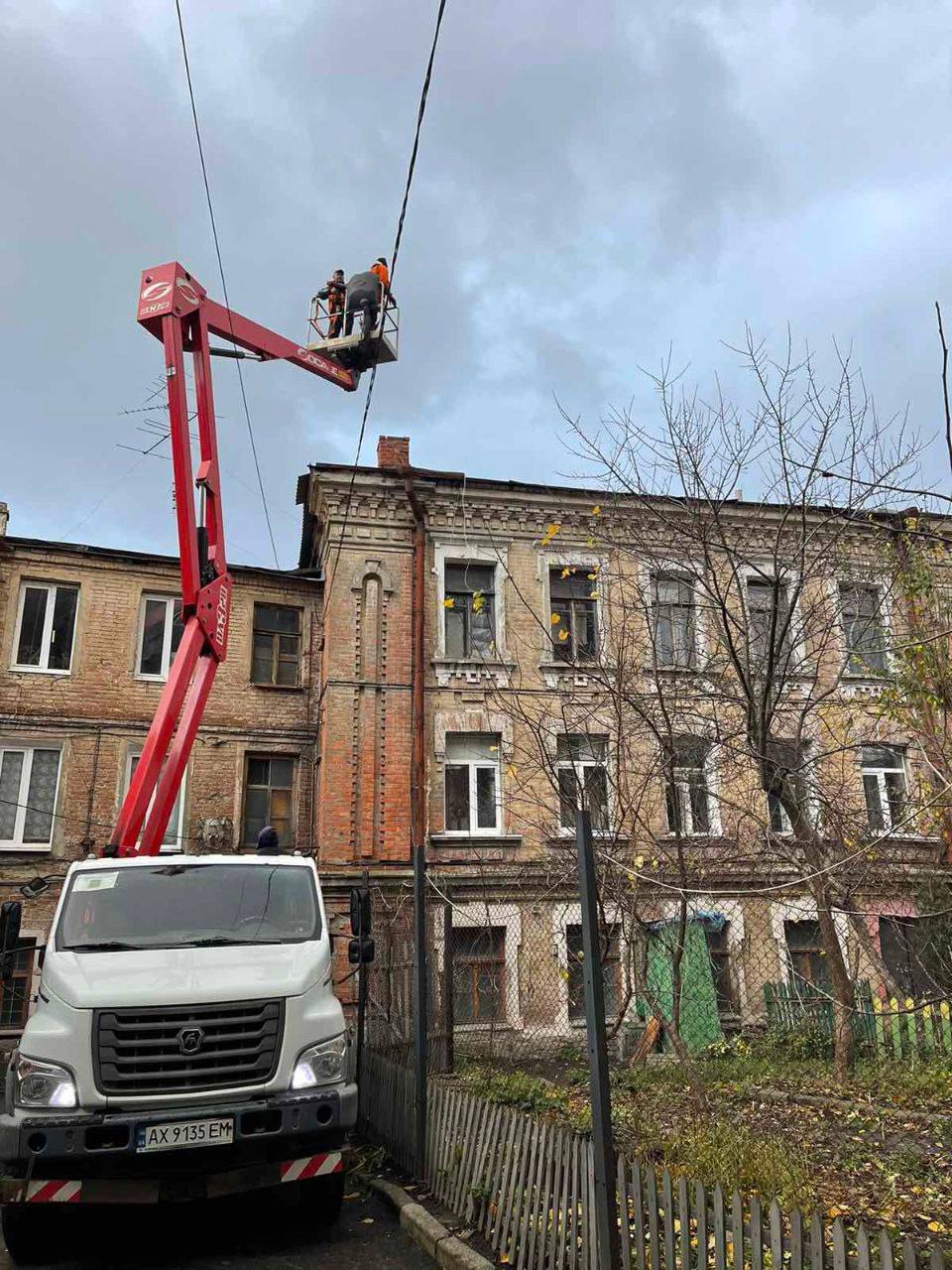 Комунальні служби продовжують усувати наслідки буревію