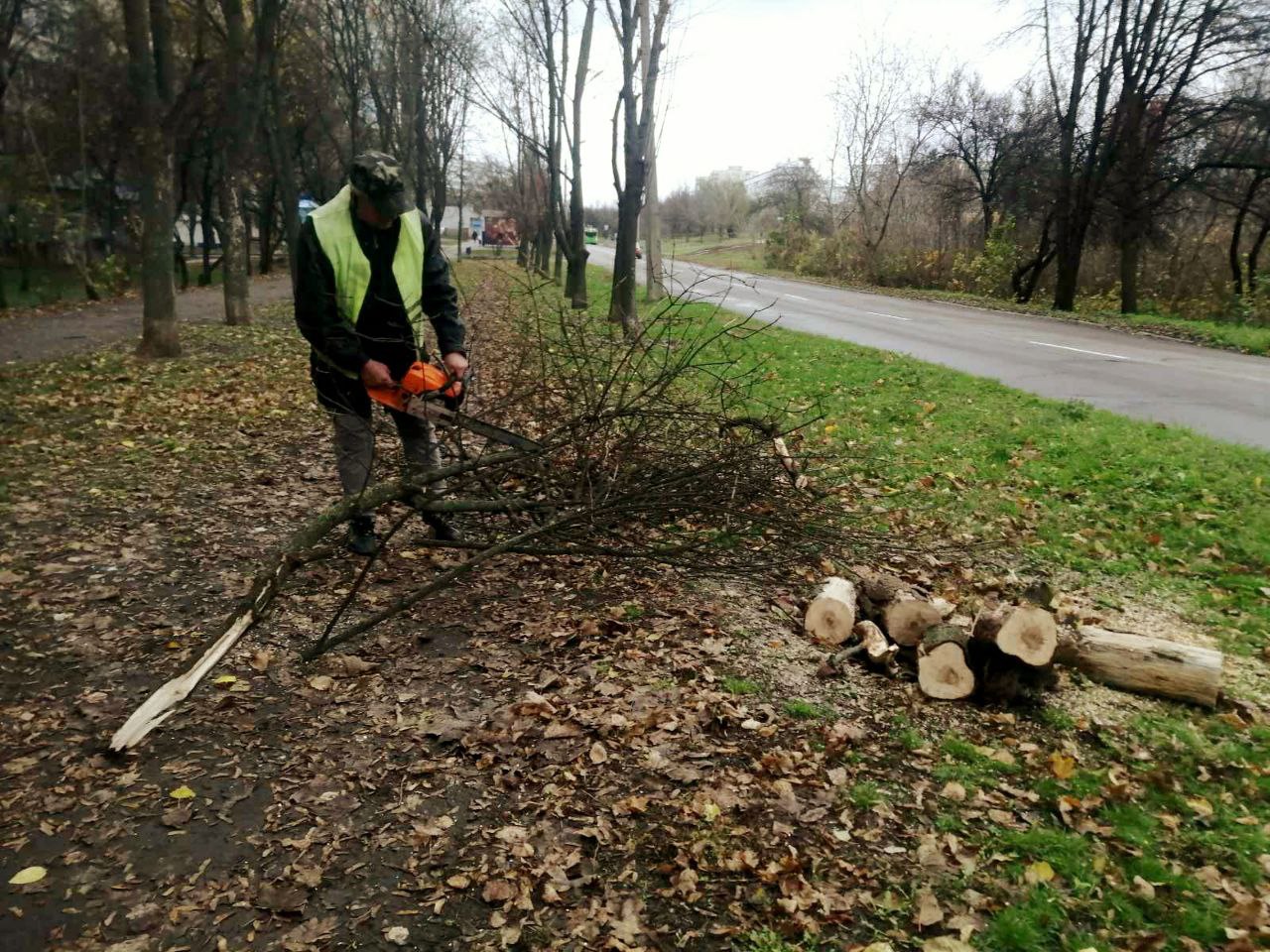 Комунальні служби продовжують усувати наслідки буревію