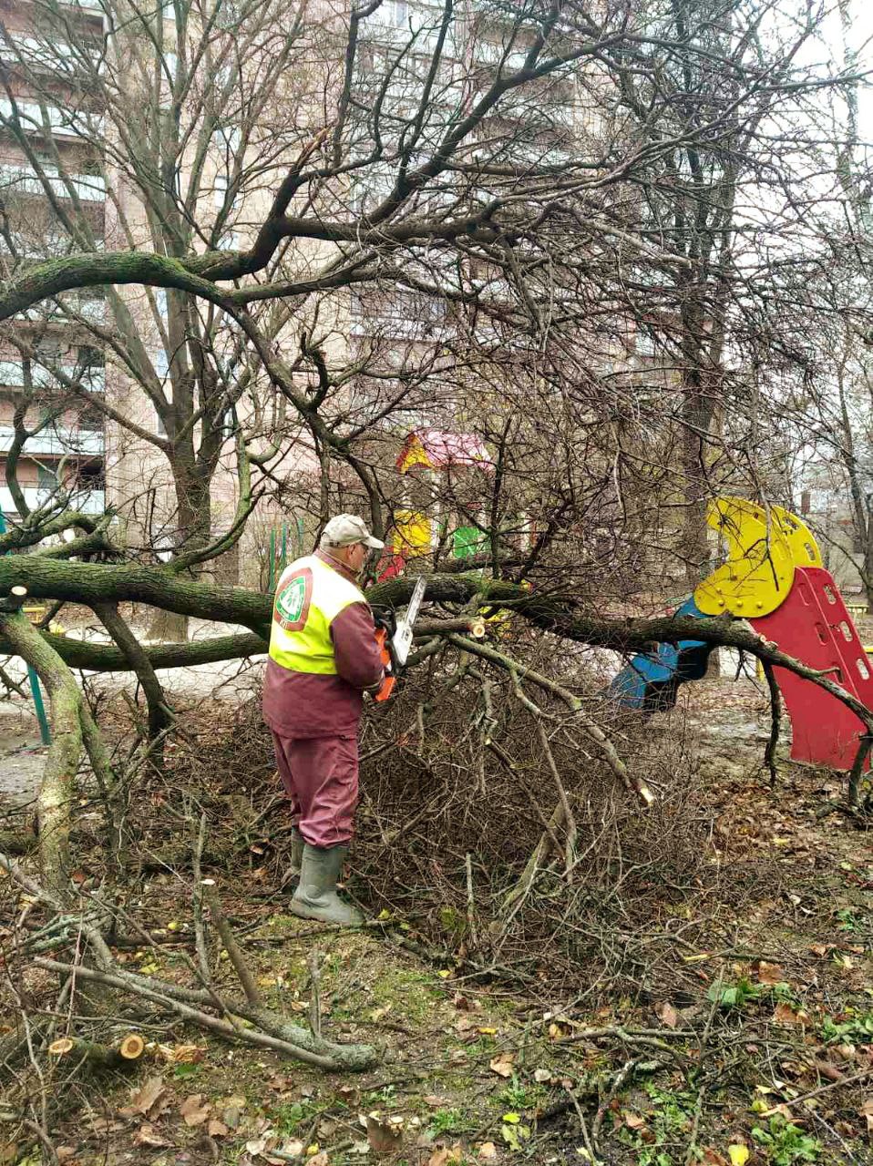 Комунальні служби продовжують усувати наслідки буревію