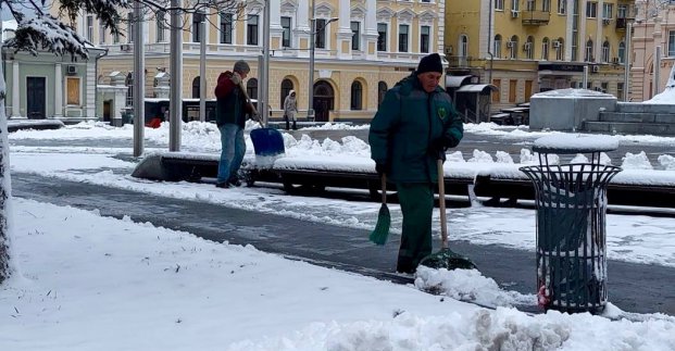 У Харкові сніг прибирають майже 2 тисячі комунальників