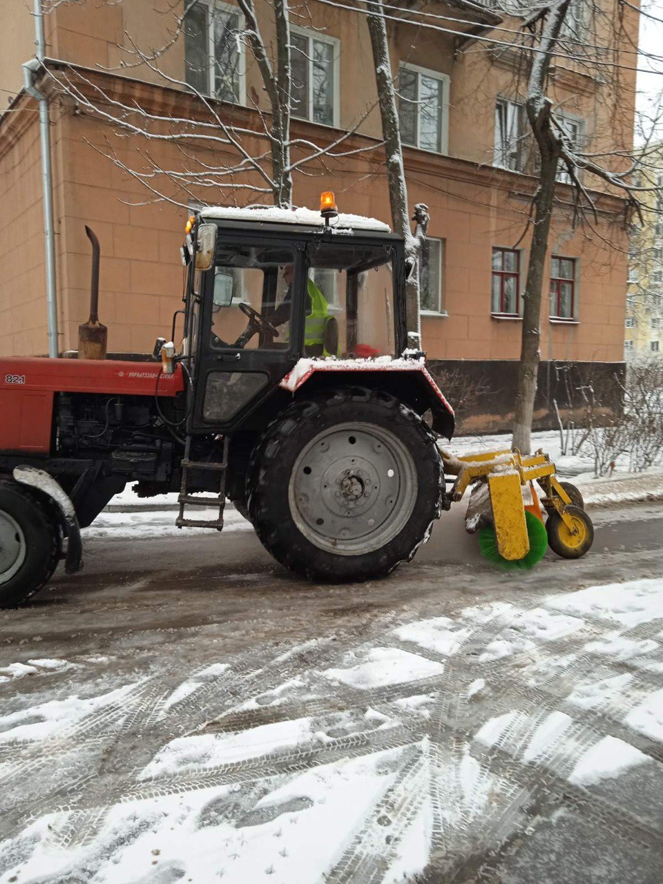КВПВ долучився до прибирання снігу на вулицях Харкова