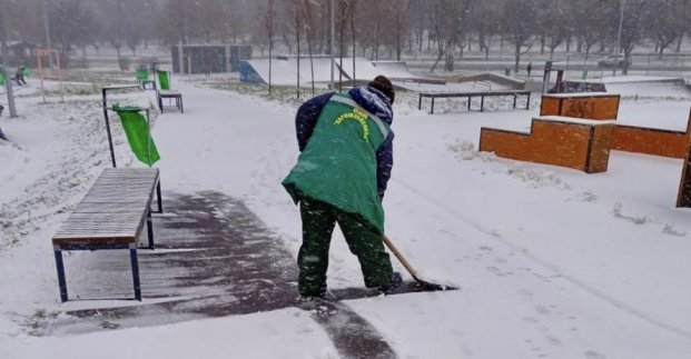 Майже дві тисячі комунальників прибирали сніг у Харкові