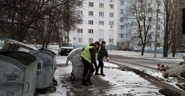Попри негоду, бригади КВПВ підтримують чистоту в Харкові 
