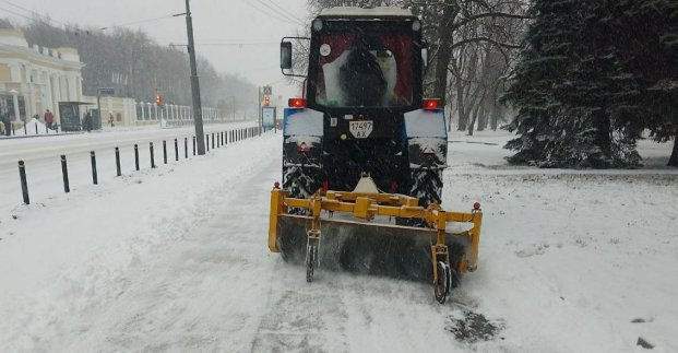 Комунальники усувають наслідки снігопаду 