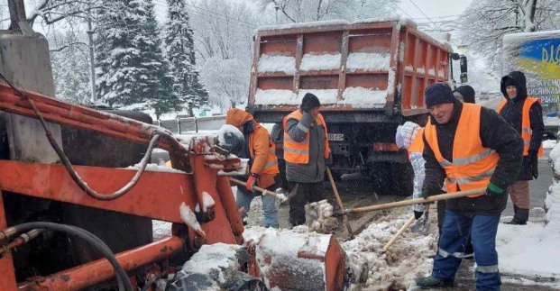 Майже дві тисячі комунальників усувають наслідки снігопаду