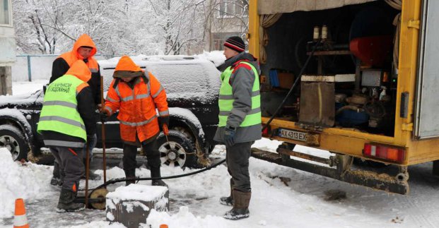 У Немишлянському районі чистять системи водовідведення