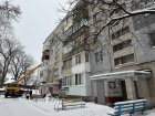 На вулиці Ювілейній ремонтують пошкоджений обстрілами будинок