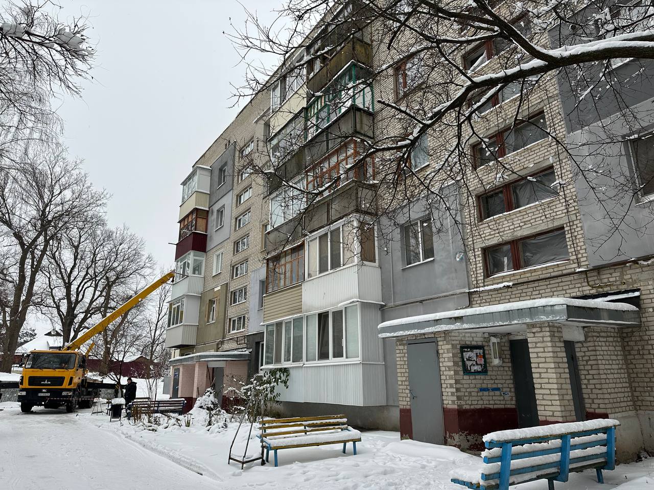 На вулиці Ювілейній ремонтують пошкоджений обстрілами будинок