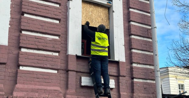 У Харкові закривають вибиті вікна та ремонтують покрівлі 
