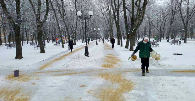 Комунальники усувають наслідки негоди в Харкові 