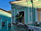 Комунальники закривають вибиті вікна та ремонтують дахи