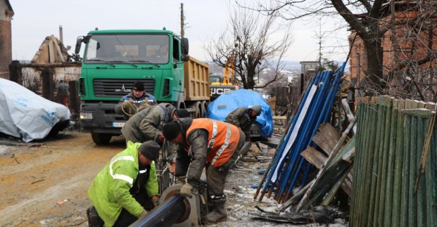 «Харківводоканал» відновлює пошкоджені обстрілами водоводи