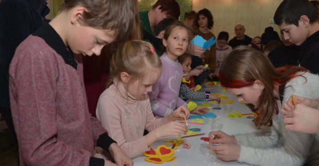 У Харкові діти виготовили листівки для захисників 
 