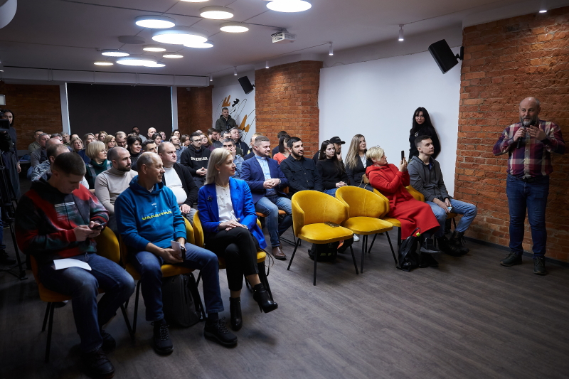 Ігор Терехов вручив перші волонтерські картки харківʼянина